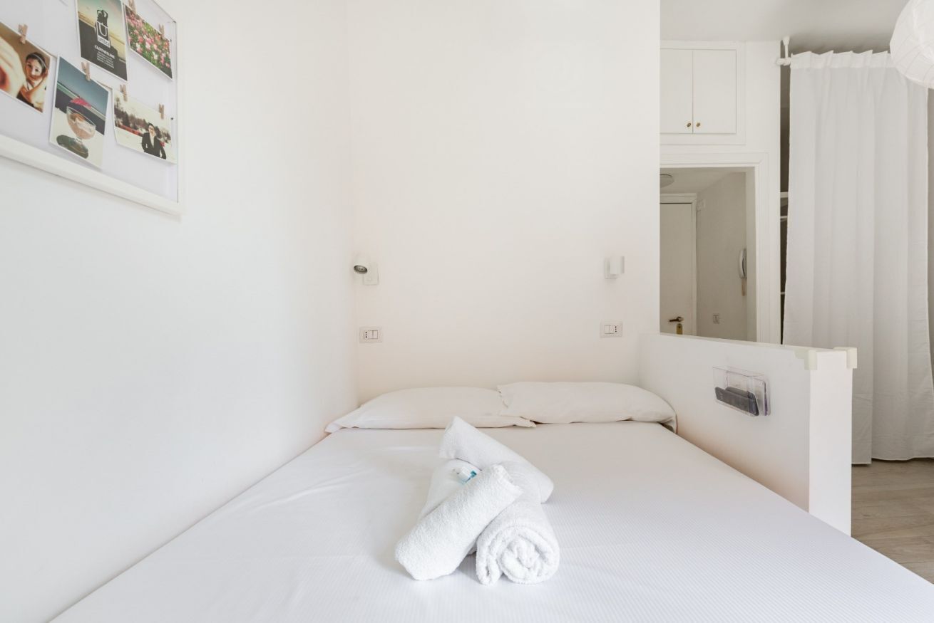 Tabla de planchar con plancha, wifi, ropa de cama