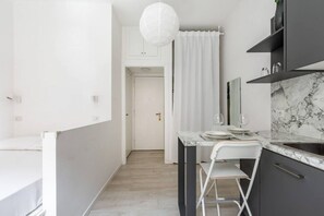 Tabla de planchar con plancha, wifi y ropa de cama 