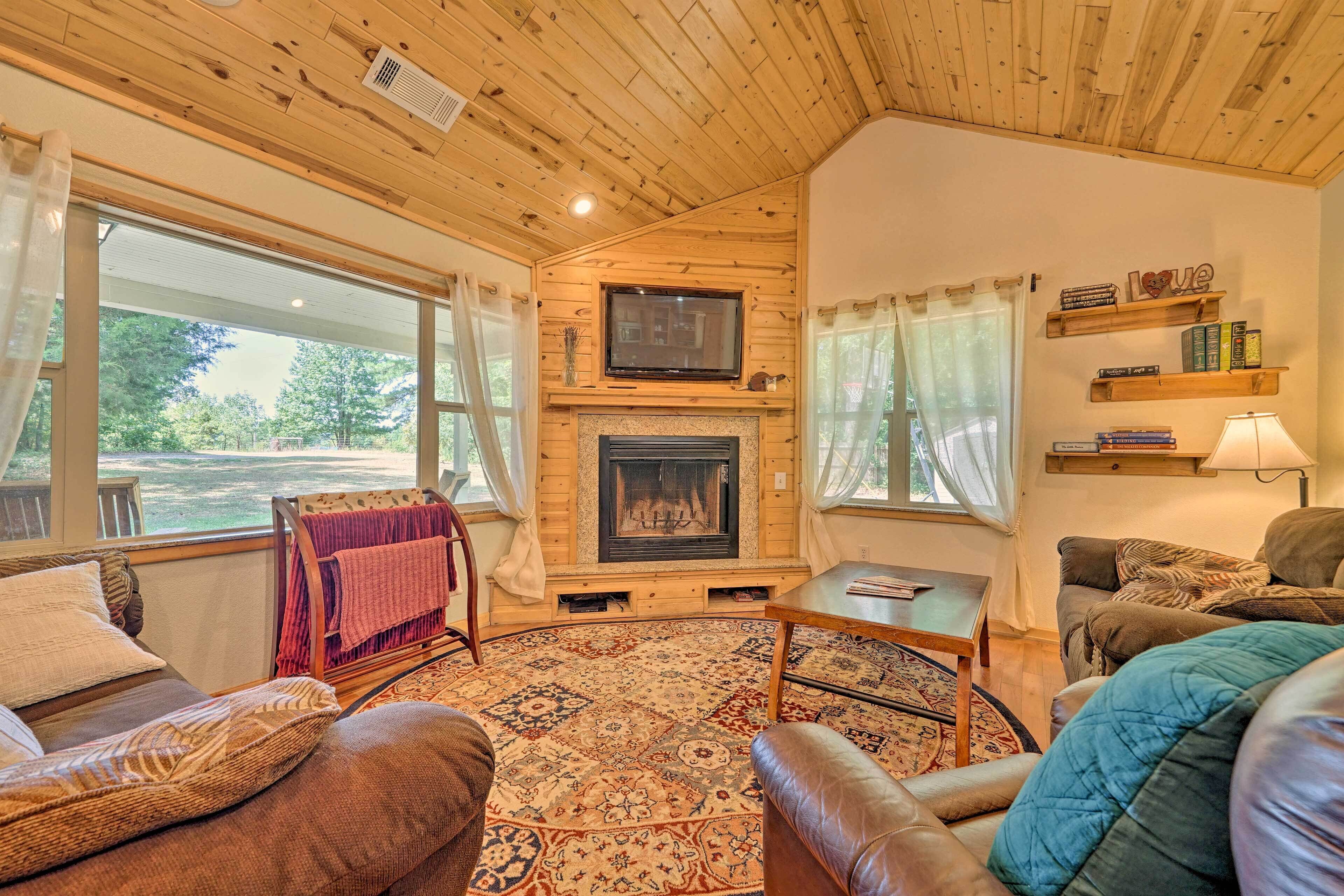 Remote Smithville Cottage: Furnished Deck & Grill