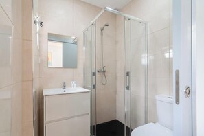 Shower, hair dryer, towels, shampoo