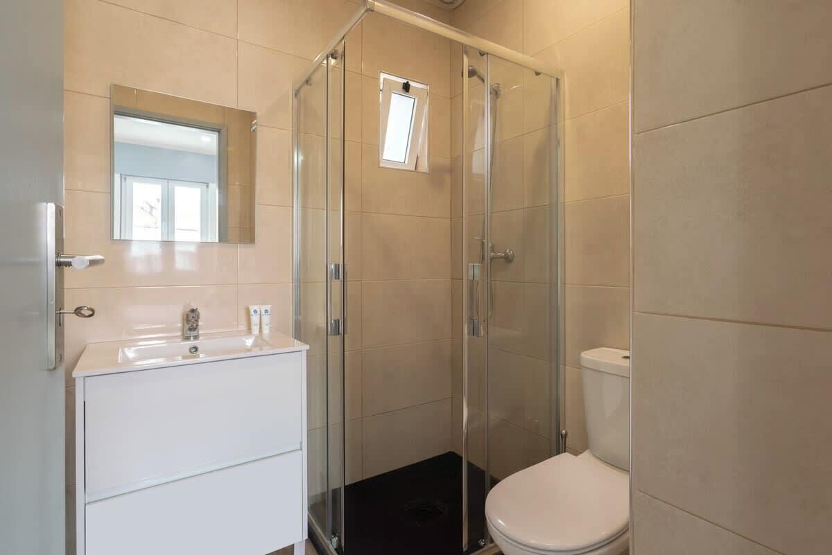 Shower, hair dryer, towels, shampoo