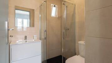 Shower, hair dryer, towels, shampoo