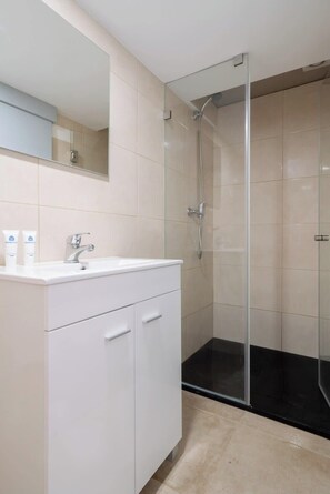 Shower, hair dryer, towels, shampoo