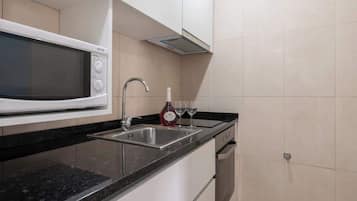 Frigorífico, microondas, horno y placa de cocina