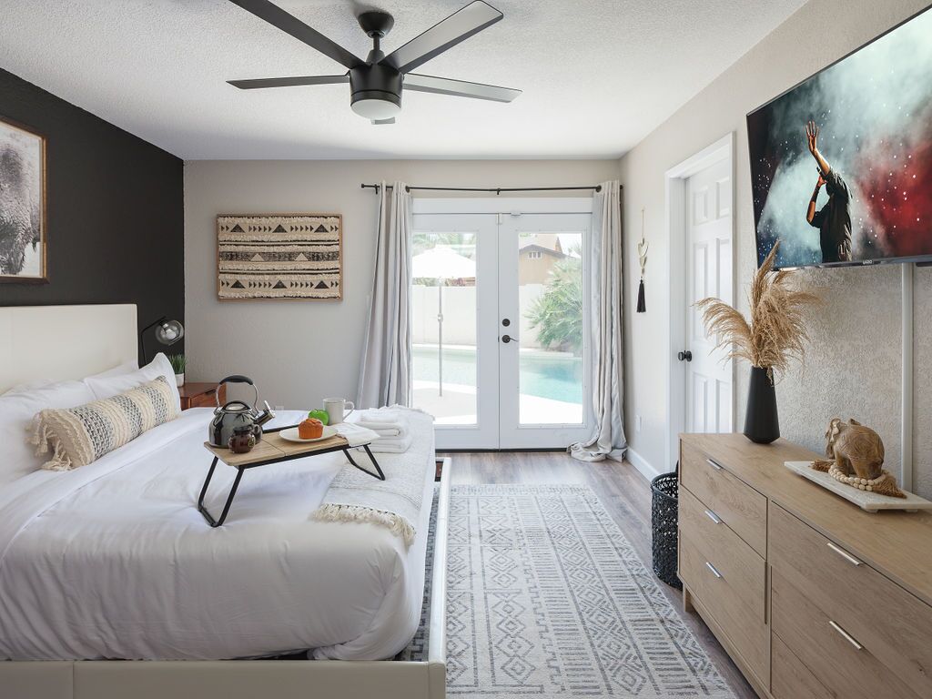 4 slaapkamers, een bureau, een strijkplank/strijkijzer, reisbedje