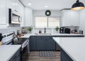 Refrigerador, microondas, horno y parrilla de estufa 