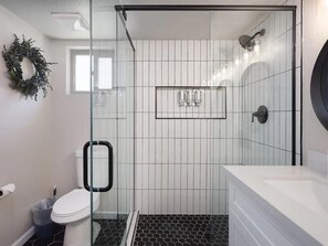 Combined shower/bathtub, hair dryer, towels, shampoo - Players Paradise-Private Pool-Golf-Shuffle Board (Scottsdale)