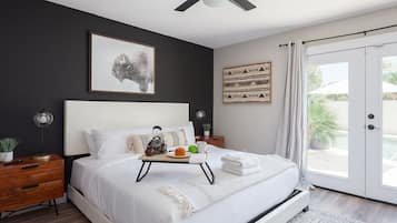 4 quartos, escrivaninha, ferros/tábuas de passar roupa, berço de viagem