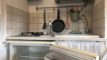 Een koelkast, een koffiezetapparaat/waterkoker