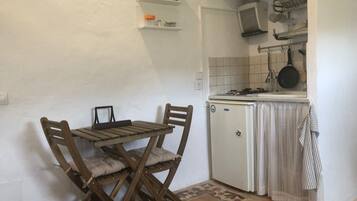 Een koelkast, een koffiezetapparaat/waterkoker