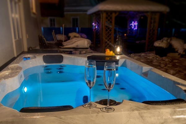 Outdoor spa tub