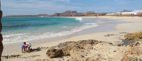 Plage, chaises longues, serviettes de plage