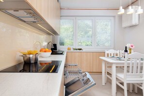 Kjøleskap, mikrobølgeovn, ovn og kokeplater