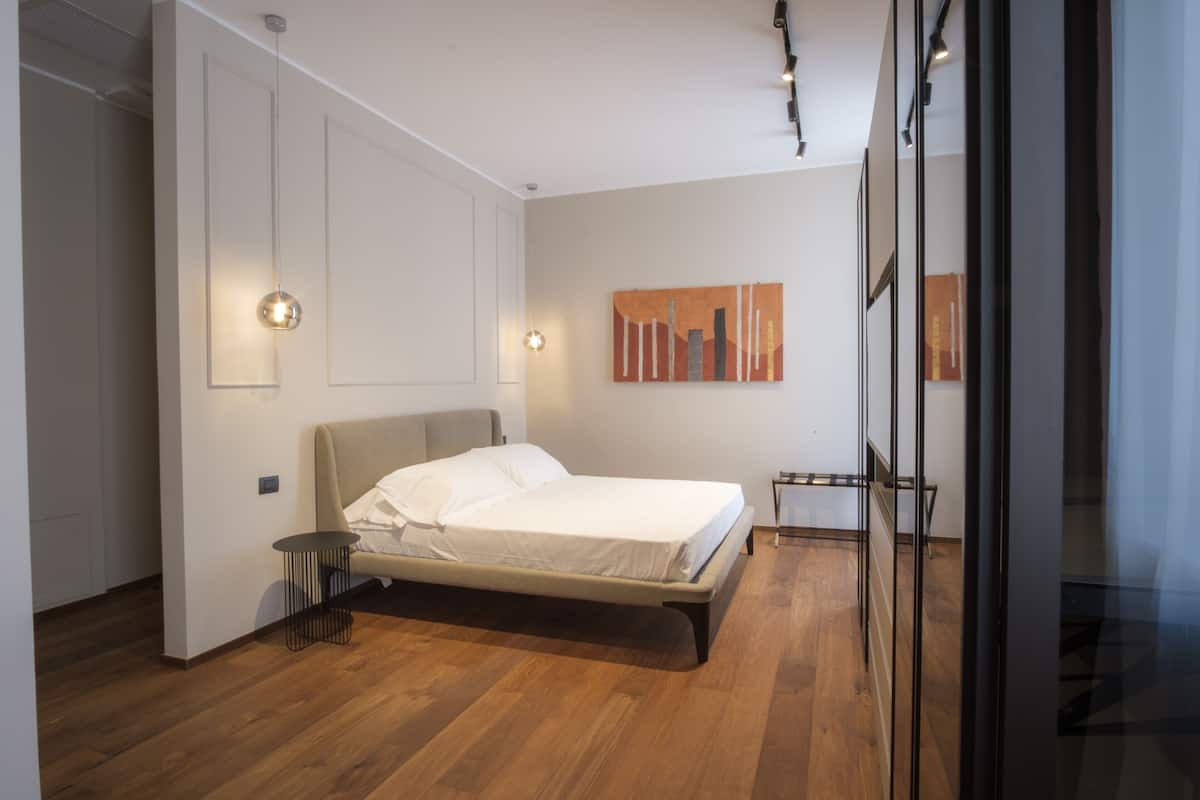 Studio | 1 bedroom, minibar, in-room safe, desk