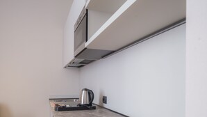 Studio | Minibar, brankas, meja kerja, dan kedap suara