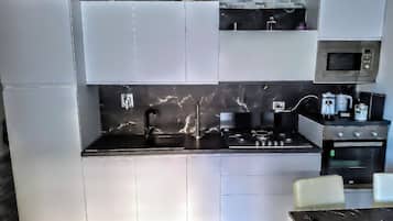 Kühlschrank, Mikrowelle, Ofen, Herdplatte