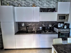 Kühlschrank, Mikrowelle, Ofen, Herdplatte