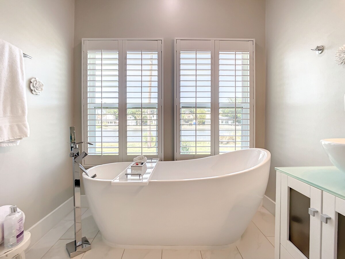 Photo 17 of Exclusive Discount! Paradise In Morning Glory Waterfront Home: Pet Friendly