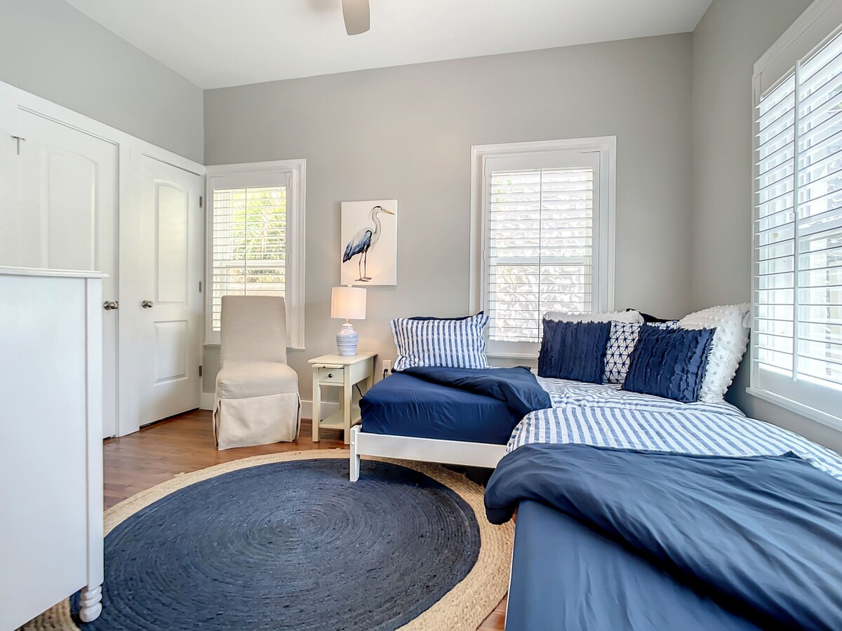 Photo 10 of Exclusive Discount! Paradise In Morning Glory Waterfront Home: Pet Friendly