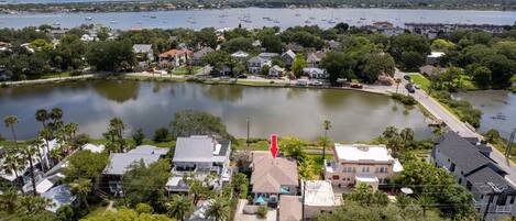 Una zona residencial con casas, un lago y barcos.