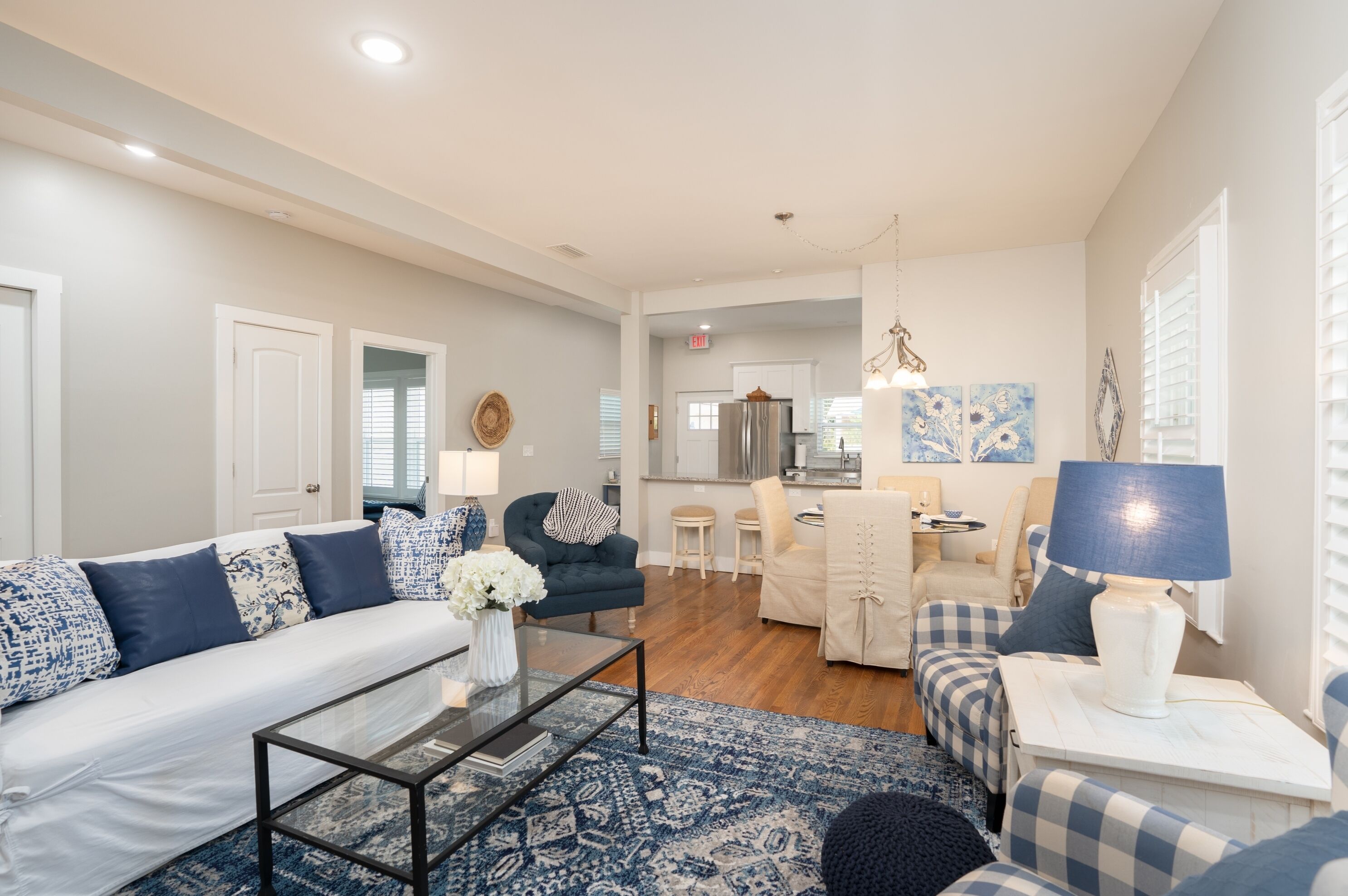 TV connectée, cheminée, livres, chaîne hi-fi