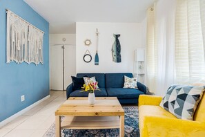 Smart TV - Stay in this bright and stylish 1BR in Little Havana, just minutes from Brickell. Enjoy a modern open layout with warm décor, a cozy living area, and a full kitchen. Walk to Calle Ocho cafés, murals, and music, your perfect Miami home base. (Miami)