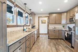 冷蔵庫、電子レンジ、食器洗い機、コーヒー / ティーメーカー