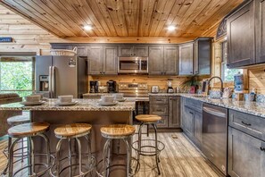 Micro-ondes, lave-vaisselle, cafetière/bouilloire, grille-pain