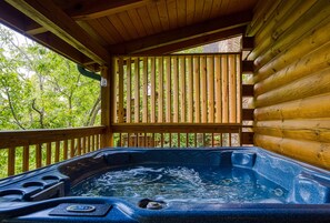 Outdoor spa tub - Old Glory - WIFI, Hot Tub, Game Room, Free Attraction Tickets!!! (Sevierville)