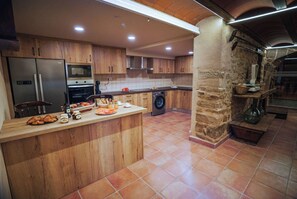 Frigorífico, horno, placa de cocina y lavavajillas