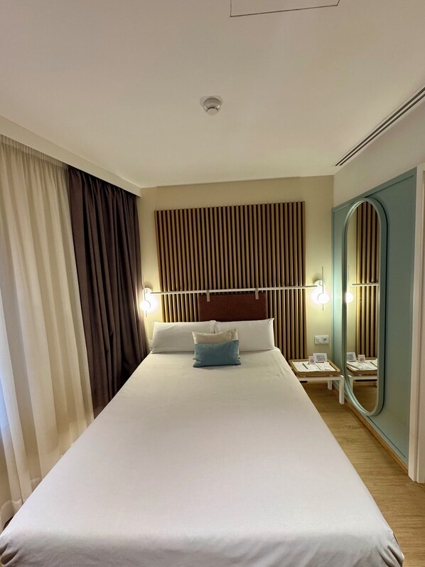 Economy Double Room | Blackout drapes, soundproofing, free WiFi, bed sheets - Hotel Leonor (Conil de la Frontera)