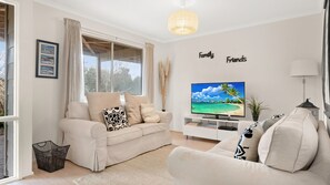 Een televisie, een dvd-speler, boeken en een filmbibliotheek