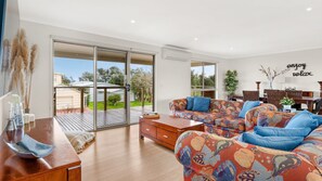 Fernseher, DVD-Player, Bücher, Videothek