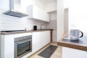 Kühlschrank, Ofen, Geschirrspüler, Wasserkocher mit Kaffee-/Teezubehör