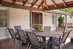 Outdoor dining - GORGEOUS & WELCOMING COASTAL COTTAGE CLOSE TO TOWN (Dunsborough)