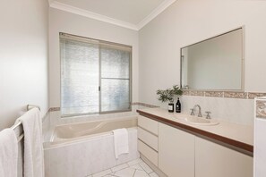 Shower, towels, toilet paper - GORGEOUS & WELCOMING COASTAL COTTAGE CLOSE TO TOWN (Dunsborough)