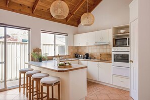 Fridge, microwave, oven, stovetop - GORGEOUS & WELCOMING COASTAL COTTAGE CLOSE TO TOWN (Dunsborough)