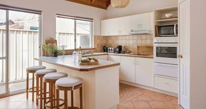 GORGEOUS & WELCOMING COASTAL COTTAGE CLOSE TO TOWN