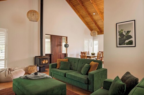 GORGEOUS & WELCOMING COASTAL COTTAGE CLOSE TO TOWN