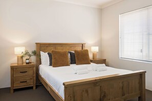 3 bedrooms, iron/ironing board, free WiFi, bed sheets - GORGEOUS & WELCOMING COASTAL COTTAGE CLOSE TO TOWN (Dunsborough)