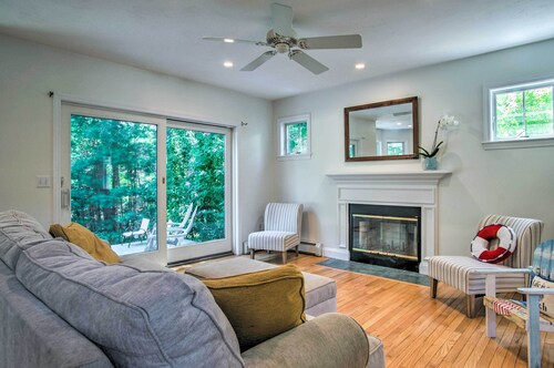 Marion Home w/ Private Deck < 1 Mi From Beach