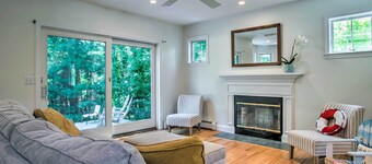 Marion Home w/ Private Deck < 1 Mi From Beach