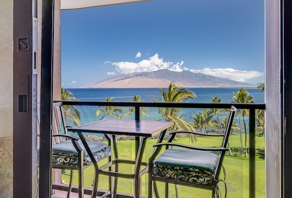 Outdoor dining - Kihei Surfside #609: Oceanfront Gem with Stunning Views and Comfort (Kihei, Maui)