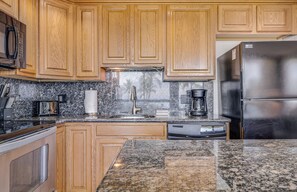 Coffee/tea maker, fridge, microwave, oven