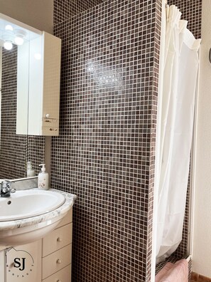 Dusche, Bidet, Seife, Toilettenpapier