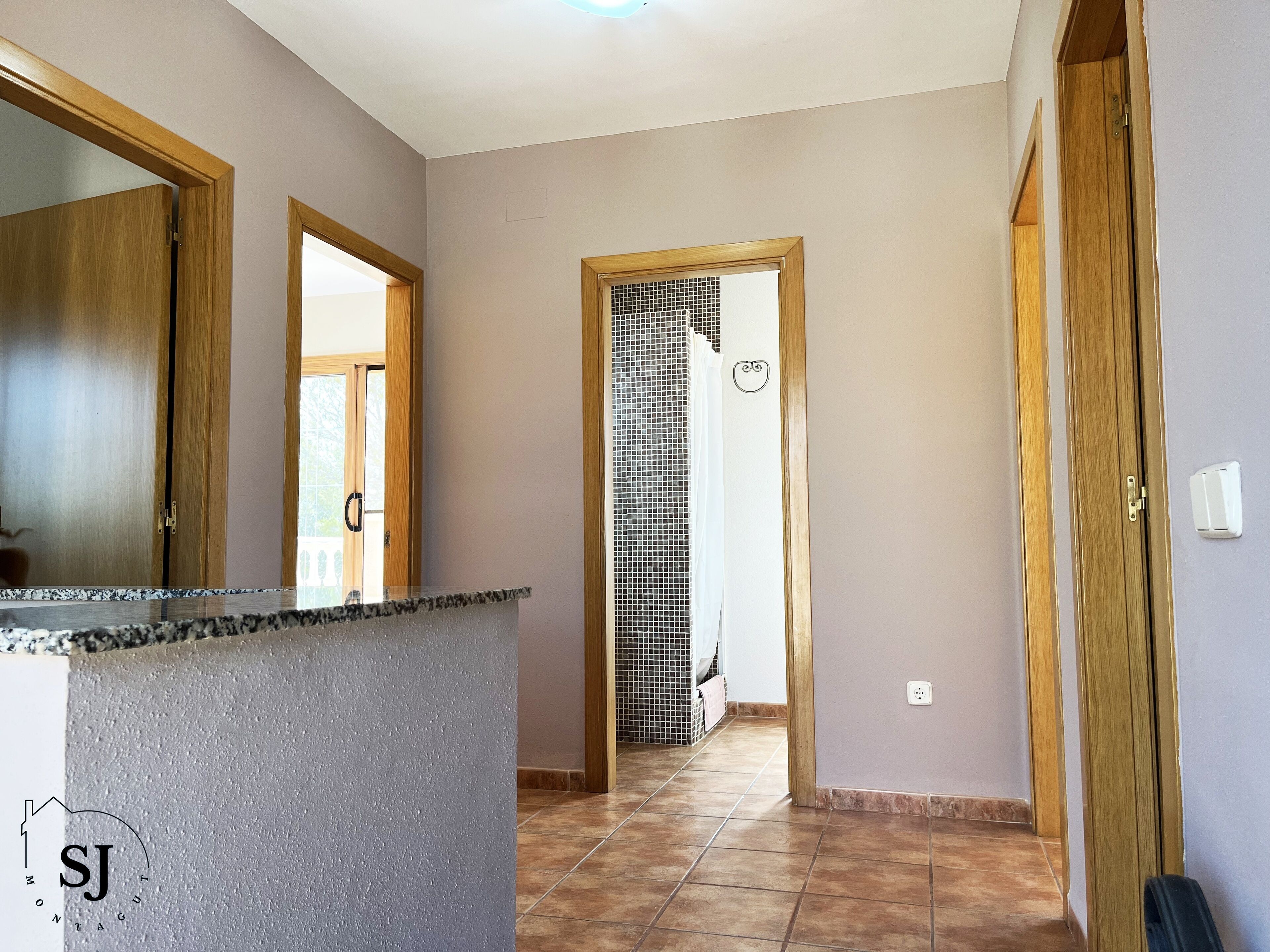 5 slaapkamers, een strijkplank/strijkijzer, wifi, beddengoed