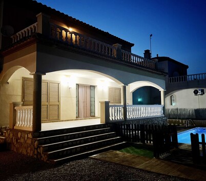 Agradable Villa con Piscina