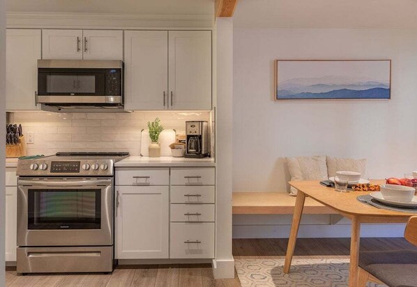 Réfrigérateur, four à micro-ondes, un four, surface de cuisson