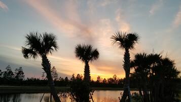 Alberca techada y alberca al aire libre