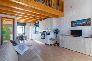 TV - Seaside Apartment with Pool and Wi-Fi – Pets Allowed (Marina di Acate)